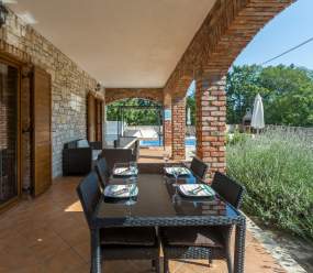 Bellissima villa in pietra con piscina al riscaldamento