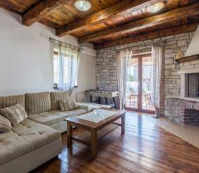 Beautifull stone Villa with pool for 8 persons