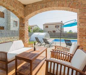 Beautifull stone Villa with pool for 8 persons