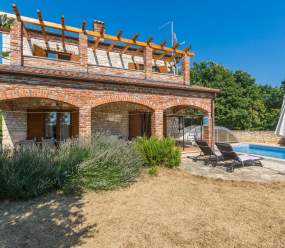 Bellissima villa in pietra con piscina al riscaldamento
