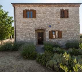 Bellissima villa in pietra con piscina al riscaldamento