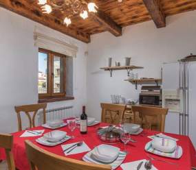 Bellissima villa in pietra con piscina al riscaldamento