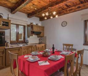 Bellissima villa in pietra con piscina al riscaldamento