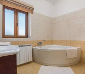 Bellissima villa in pietra con piscina al riscaldamento
