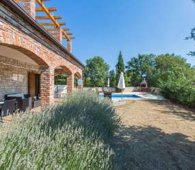 Bellissima villa in pietra con piscina al riscaldamento