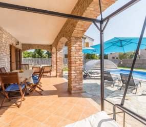 Beautifull stone Villa with pool for 8 persons