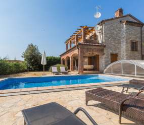 Bellissima villa in pietra con piscina al riscaldamento