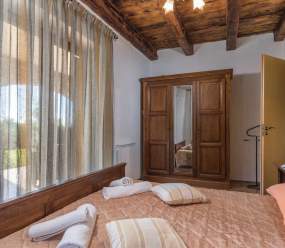 Bellissima villa in pietra con piscina al riscaldamento