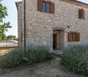 Bellissima villa in pietra con piscina al riscaldamento