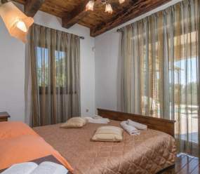 Bellissima villa in pietra con piscina al riscaldamento