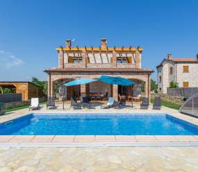 Beautifull stone Villa with pool for 8 persons