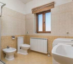 Bellissima villa in pietra con piscina al riscaldamento