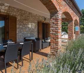 Bellissima villa in pietra con piscina al riscaldamento