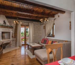 Bellissima villa in pietra con piscina al riscaldamento