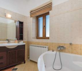 Bellissima villa in pietra con piscina al riscaldamento