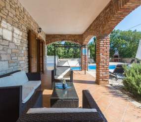 Bellissima villa in pietra con piscina al riscaldamento