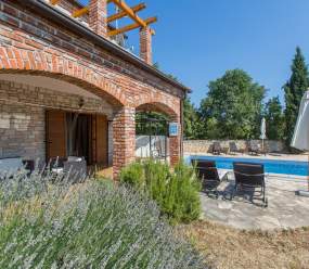 Bellissima villa in pietra con piscina al riscaldamento