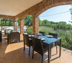 Bellissima villa in pietra con piscina al riscaldamento