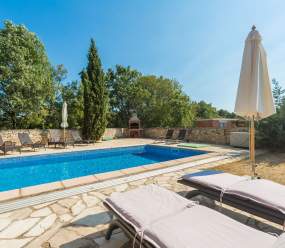 Bellissima villa in pietra con piscina al riscaldamento