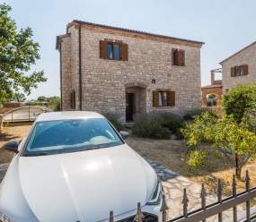 Bellissima villa in pietra con piscina al riscaldamento