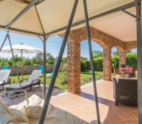 Bellissima villa in pietra con piscina al riscaldamento
