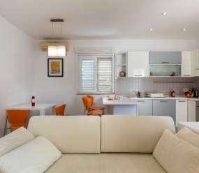 One-bedroom apartment ALBIS with balcony and parking in Rovinj