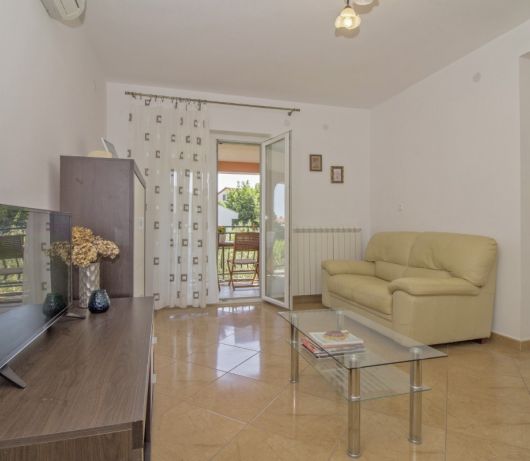 Apartment Doris / Three bedroom app with garden, BBQ and terrace