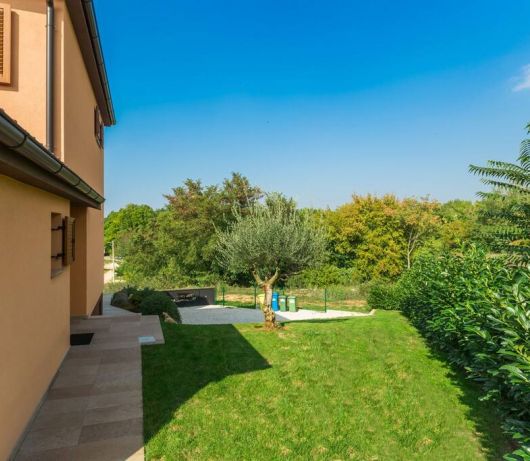 Villa Marina with pool, BBQ & parking near Poreč