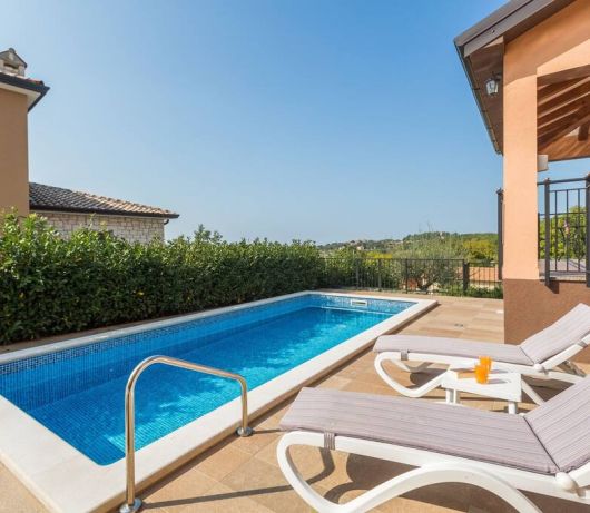 Villa Marina with pool, BBQ & parking near Poreč