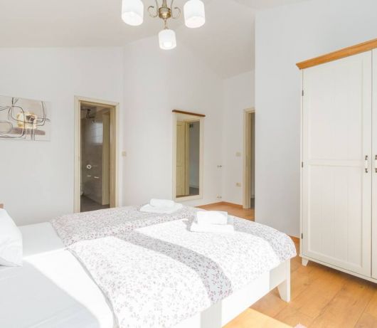 Villa Marina with pool, BBQ & parking near Poreč