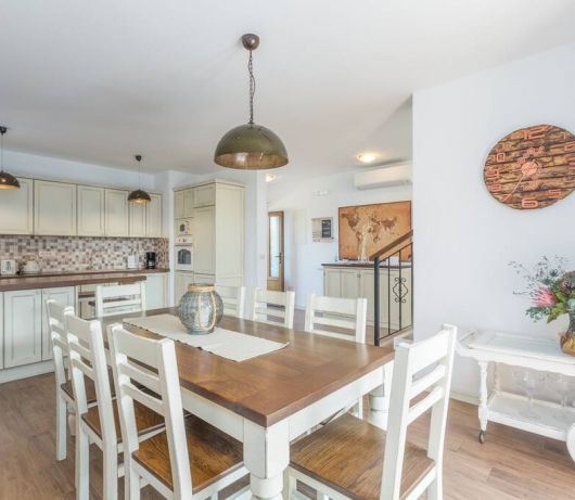 Villa Marina with pool, BBQ & parking near Poreč