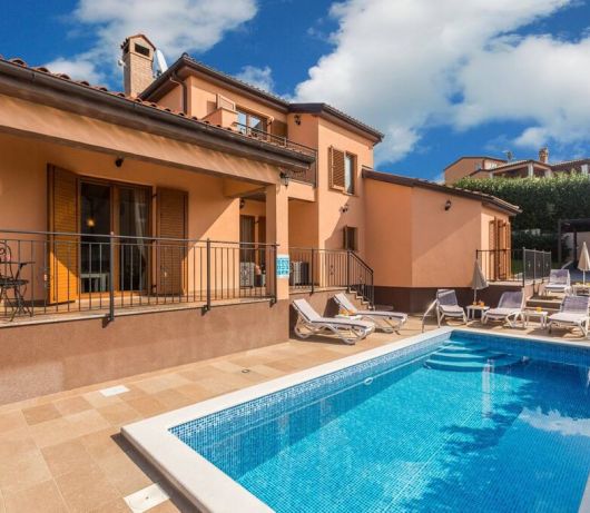 Villa Marina with pool, BBQ & parking near Poreč