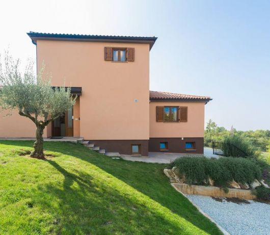 Villa Marina with pool, BBQ & parking near Poreč