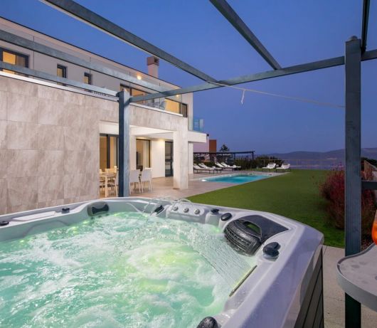 Villa Atrium with heated pool, sea view & jacuzzi